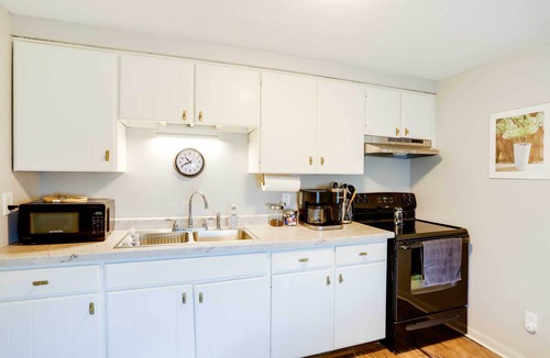 Norwalk Apartment | Cozy Norwalk Apt: Near Cedar Point & Kalahari!