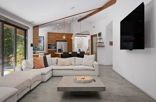 Los Angeles House | Cozy Oasis in Oakley with Basketball court,pool