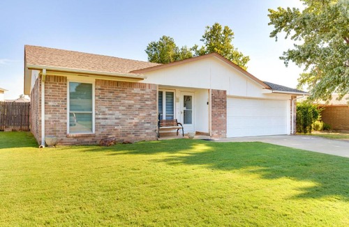 Mustang House | Cozy Oklahoma Retreat with Covered Patio and Gas Grill