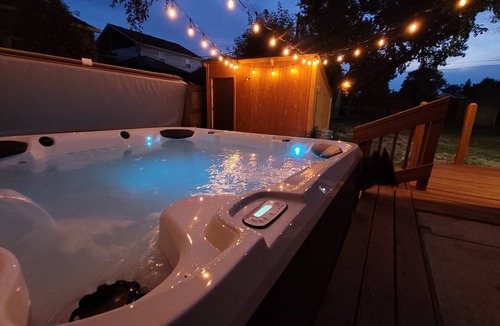 Gillette House | Cozy One Bedroom Cottage Getaway!