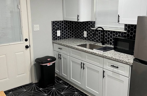 Washington Ave./ Memorial Park Condo | Cozy One bedroom Minutes from Downtown