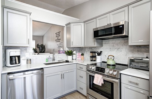 Westfield House | Cozy Pet Friendly Ranch 2 miles to Grand Park | Firepit, King Bed & Games!