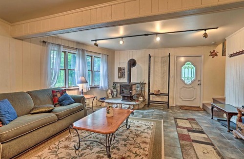Pocono Lake House | Cozy Pocono Lake Cabin 1 Mile from Arrowhead Lake