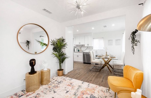 North Hills West House | Cozy Private 3 Bd House in North Hills w/backyard