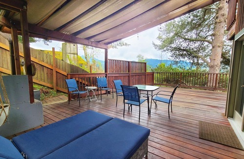 Southeast Eugene House | Cozy & Quiet 2 bdrm private Treehouse getaway with Amazing Views minutes from UO