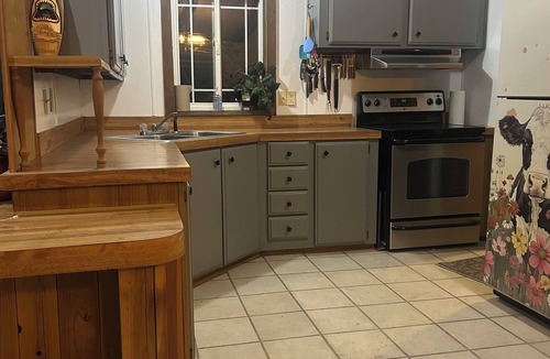 Sheridan House | Cozy, quiet house bedrms ,2bath, 2acres. Dog frndly with fee