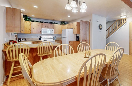 McCall Condo | Cozy retreat close to Ponderosa State Park with golf course views