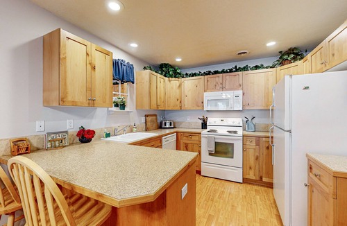 McCall Condo | Cozy retreat close to Ponderosa State Park with golf course views