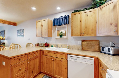 McCall Condo | Cozy retreat close to Ponderosa State Park with golf course views