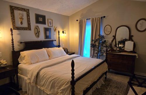 Murraysville House | Cozy Retreat Home Hot Tub, Game Room, & Fire Pit !