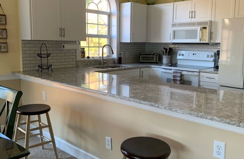 Central Myrtle Beach Condo | Cozy Retreat in Myrtle Beach: On-Site Golf and Pools! Only 1 mile to Beach!