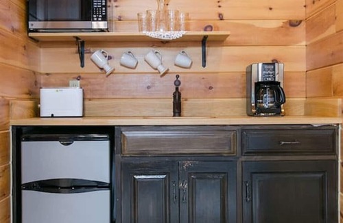 Millersburg Apartment | Cozy Romantic Suite for 2 in Ohio's Amish Country