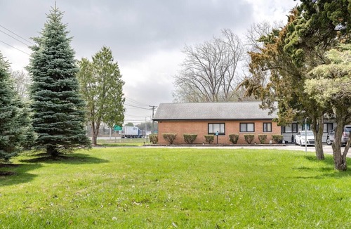 Riverview Apartment | Cozy Room + Private Bath and Wi-Fi in Brownstown