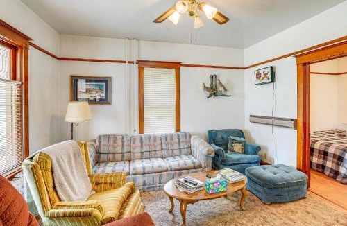 Zeeland House | Cozy Rural Hideaway in McIntosh County!