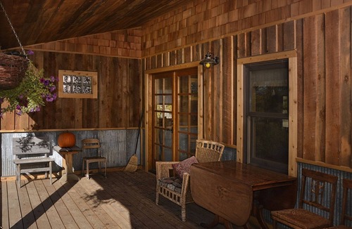 Chico Cabin | Cozy, Rustic Cabins near Chico Hot Springs & only 35 mins to YELLOWSTONE PARK!