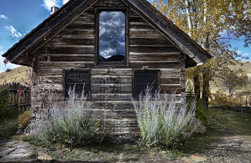 Chico Cabin | Cozy, Rustic Cabins near Chico Hot Springs & only 35 mins to YELLOWSTONE PARK!