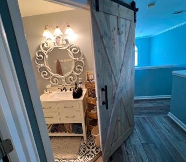 Gainesville House | Cozy Rustic Charming Room