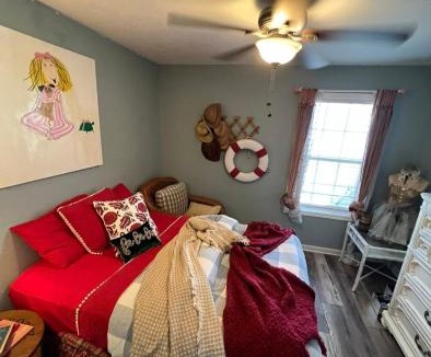 Gainesville House | Cozy Rustic Charming Room