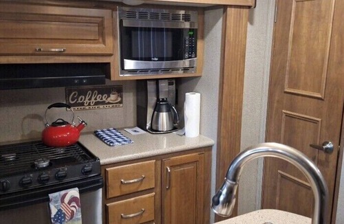 Shining Mountains House | Cozy RV with 1 bedroom and WiFi, AC in Soothing Ennis