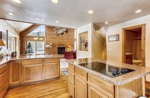 Blue River House | Cozy Spacious Rustic Cabin – Mountain Views & Peaceful Powder Getaway