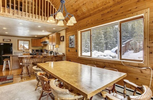 Blue River House | Cozy Spacious Rustic Cabin – Mountain Views & Peaceful Powder Getaway