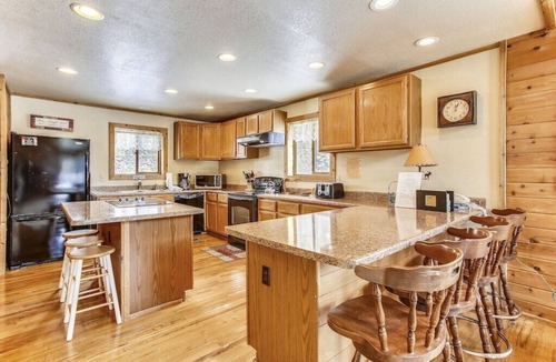 Blue River House | Cozy Spacious Rustic Cabin – Mountain Views & Peaceful Powder Getaway