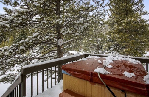 Blue River House | Cozy Spacious Rustic Cabin – Mountain Views & Peaceful Powder Getaway