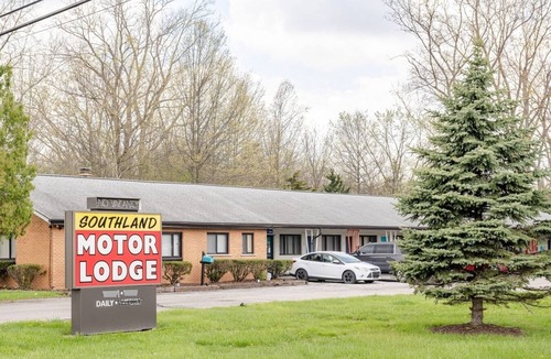 Riverview Apartment | Cozy Stay in Brownstown w/Wi-fi & Streaming TV
