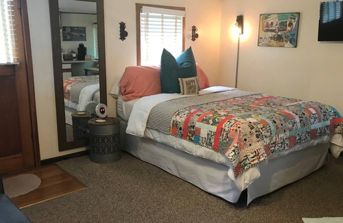 Gallatin Gateway Cabin | Cozy Studio Cabin Sleeps up to 4 with Kitchenette 22 miles from ski resorts
