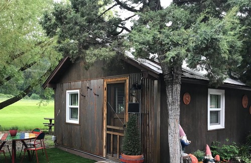 Gallatin Gateway Cabin | Cozy Studio Cabin Sleeps up to 4 with Kitchenette 22 miles from ski resorts