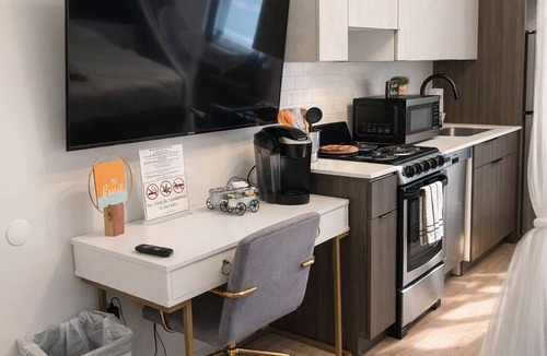 Midtown Apartment | Cozy Studio Downtown Detroit Steps from Wayne State University