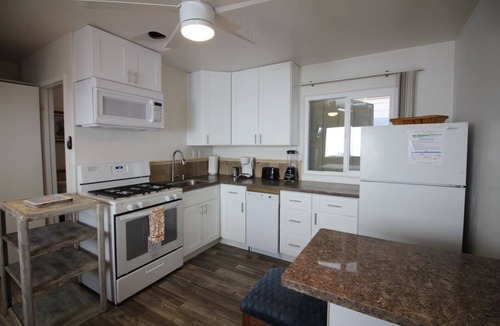 South Mission Beach Apartment | Cozy Studio/Flat Steps to Ocean745 1/2 - Sleeps 2, BBQ, Next to Belmont Park