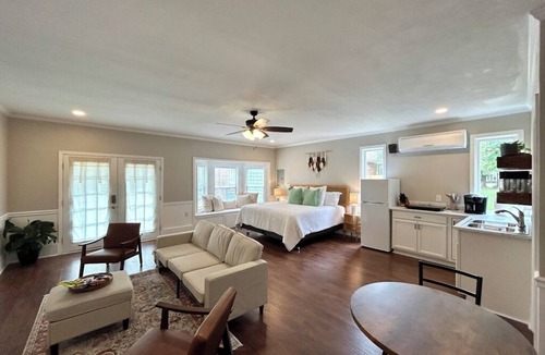 Westgate Apartment | Cozy studio in adorable Jacksonville with WiFi, AC, Kitchenette.