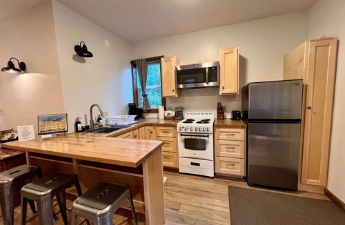 Salmon Apartment | Cozy studio in gorgeous Salmon with AC, WiFi, Hot tub