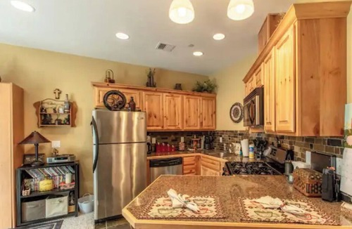 Kellogg Apartment | Cozy studio with full kitchen in quiet building