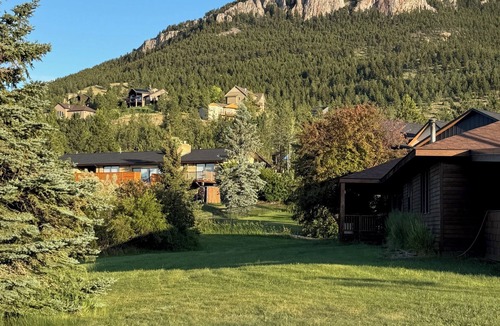 Helena West Side Apartment | Cozy studio with modern kitchen in unit laundry and AC close to hiking trails.
