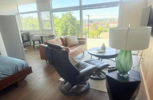 Cliff - Cannon Apartment | Cozy Studio with Parking, and Kitchen