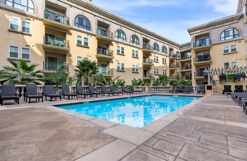 Downtown Los Angeles Apartment | Cozy, stylish and vibrant Downtown Los Angeles home available for Sept 1-30