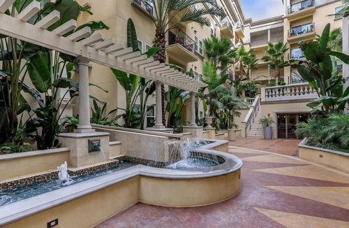 Downtown Los Angeles Apartment | Cozy, stylish and vibrant Downtown Los Angeles home available for Sept 1-30