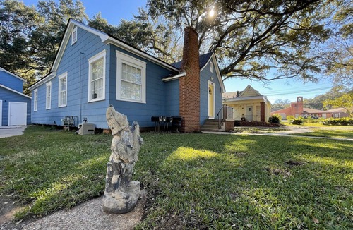 Broadmoor Apartment | Cozy Sunny Broadmoor Condo under Live Oaks Inside a Secure Courtyard