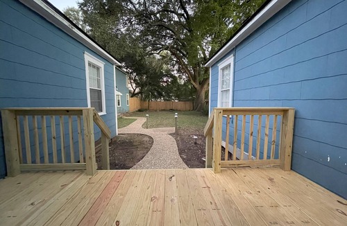 Broadmoor Apartment | Cozy Sunny Broadmoor Condo under Live Oaks Inside a Secure Courtyard