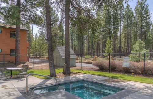 Sunriver Condo | Cozy sweetheart condo w/ fireplace. Perfect for a Sunriver getaway!