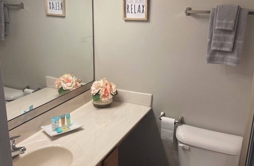 Westgate House | Cozy Townhome minutes to shopping and Base.