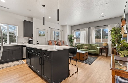 Boise Condo | Cozy "Turn of the Century" 3B/2B Explorers Suite