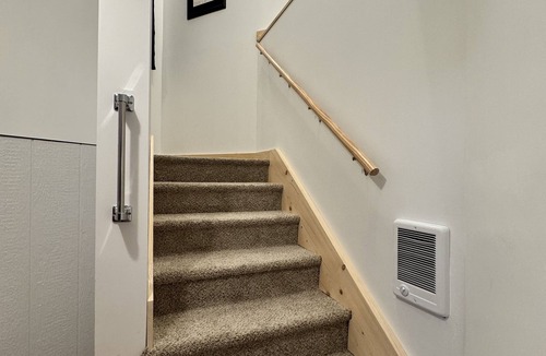 Pinedale Apartment | Cozy two twin beds home