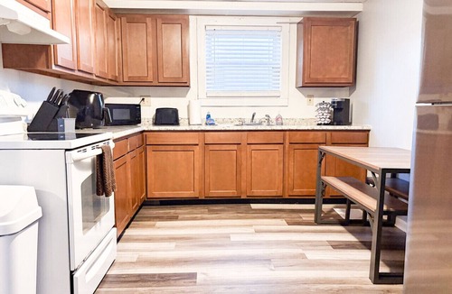 Piqua House | Cozy Urban Escape with 3 Bedrooms 1.5 bath