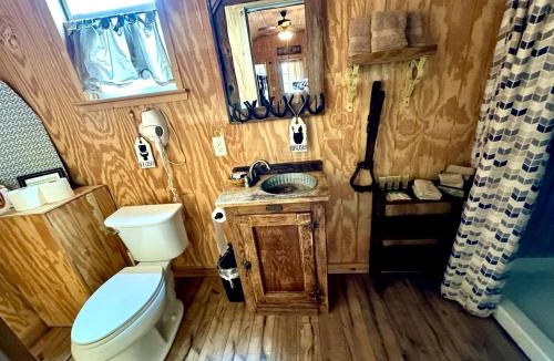 Mountain Home House | Cozy Western-Style Cabin with Dark-Sky Stargazing near Mountain Home, Texas