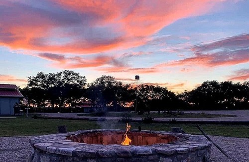 Mountain Home Cabin | Cozy Wildlife Cabin with Private Porch and Stargazing near Mountain Home, Texas