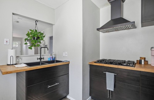 Logan Heights Apartment | Cozy3-bedroom apartment with WiFi, AC in lovely San Diego Downstairs.