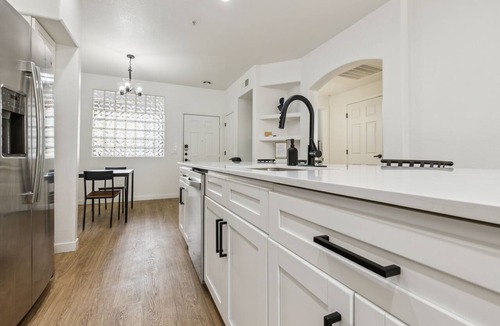 Glendale Sports and Entertainment District Apartment | CozySuites Glendale by the stadium w pool! 25